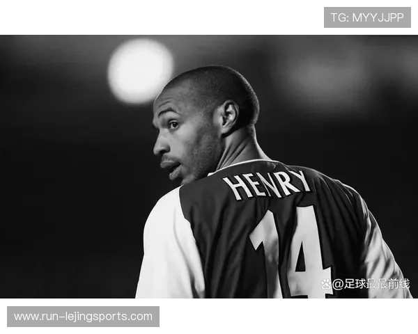 足球球星运动服高清展示 展现顶级球员风采与运动装备设计